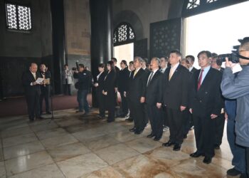 国父逝世百周年 新党赴南京中山陵致祭 高呼「内除国贼、外抗强权、驱除鞑虏、恢复中华」