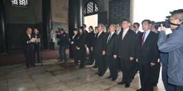 国父逝世百周年 新党赴南京中山陵致祭 高呼「内除国贼、外抗强权、驱除鞑虏、恢复中华」