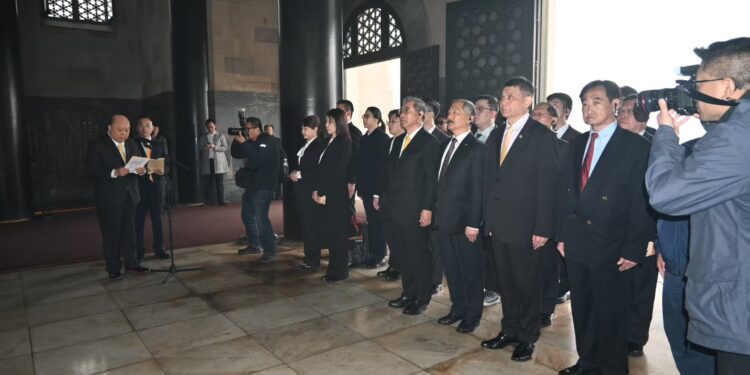 国父逝世百周年 新党赴南京中山陵致祭 高呼「内除国贼、外抗强权、驱除鞑虏、恢复中华」