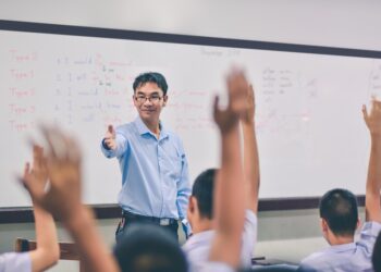 教师备课、教学、出题，行政工作繁重