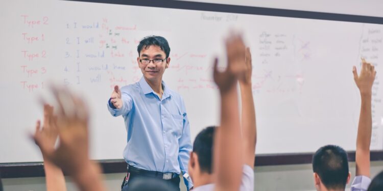 教师备课、教学、出题,行政工作繁重