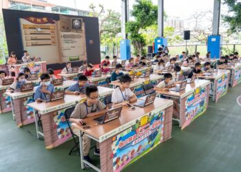 PaGamO 电竞赛决赛紧张刺激的赛事转播画面，选手全神贯注，努力争取最高荣誉