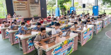 PaGamO 电竞赛决赛紧张刺激的赛事转播画面,选手全神贯注,努力争取最高荣誉