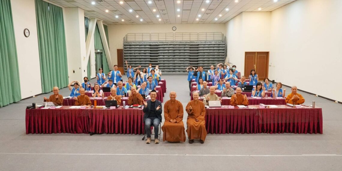 在佛诞月的殊胜时节，佛教多媒体人才培训中心于5月24-25日假元亨寺台北讲堂，举办首届『光影说法』手机摄影工作坊，课程吸引全台10位法师与限额40位民众跨界共学(图/佛教多媒体人才培训中心提供)