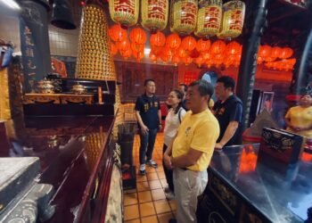 主委游博程(左一)是一位在庙埕旁长大的在地青年，这份神人共守的情谊，正是五通宫三百年不灭的香火真谛