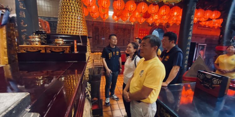 主委游博程(左一)是一位在庙埕旁长大的在地青年,这份神人共守的情谊,正是五通宫三百年不灭的香火真谛