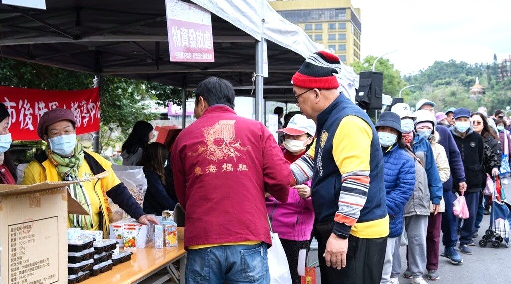 东海龙门天圣宫自16年前开始每年如期举办『爱你爱妳岁末送暖』市集，将爱心传递给每一位需要的人。它是台东人共同的年度盛事，更是凝聚小区力量的最佳体现。