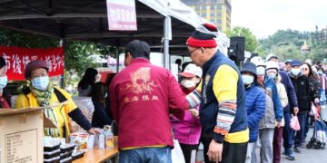 东海龙门天圣宫自16年前开始每年如期举办『爱你爱妳岁末送暖』市集，将爱心传递给每一位需要的人。它是台东人共同的年度盛事，更是凝聚小区力量的最佳体现。