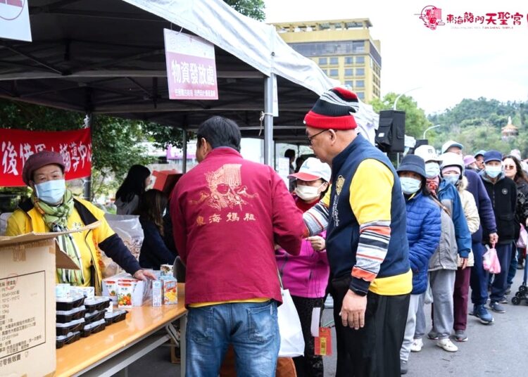 东海龙门天圣宫自16年前开始每年如期举办『爱你爱妳岁末送暖』市集，将爱心传递给每一位需要的人。它是台东人共同的年度盛事，更是凝聚小区力量的最佳体现。