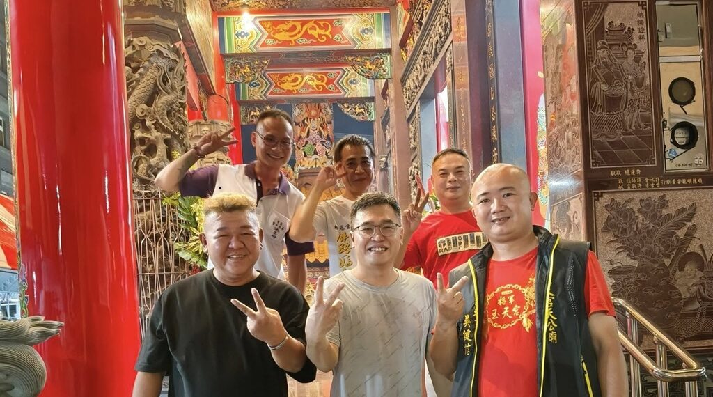 台湾美庙故事主编-陈建学(前中)把各宫庙小编从屏幕后拉到庙埕前，组建『小编联谊会』。