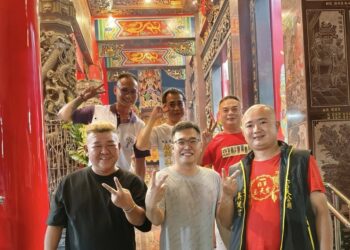 台湾美庙故事主编-陈建学(前中)把各宫庙小编从屏幕后拉到庙埕前，组建『小编联谊会』。