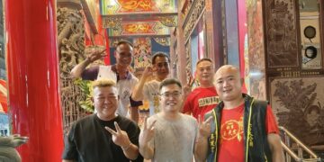 台湾美庙故事主编-陈建学(前中)把各宫庙小编从屏幕后拉到庙埕前，组建『小编联谊会』。