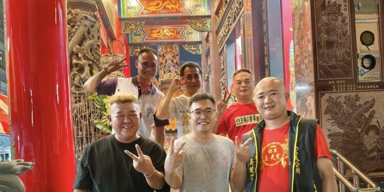 台湾美庙故事主编-陈建学(前中)把各宫庙小编从屏幕后拉到庙埕前，组建『小编联谊会』。