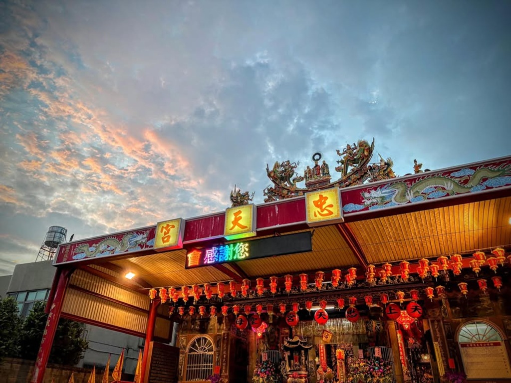 忠天宫静静伫立在沙鹿鹿寮里,主祀天上圣母,配祀神农大帝、观音佛祖,是地方上最安定的存在。
