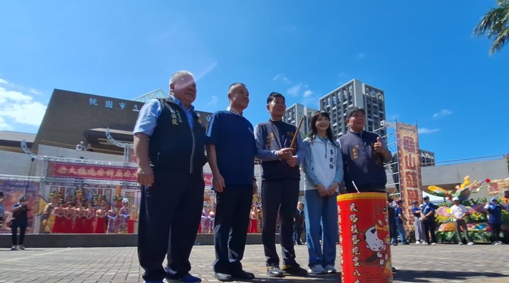 财团法人桃园龟山慈恩宫举办『新宫庆成入火安座暨祈安遶境大典』，来自全国逾20座友宫报名赞境，活动序幕，在三响撼动天地的起马炮中揭开。