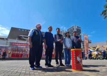 财团法人桃园龟山慈恩宫举办『新宫庆成入火安座暨祈安遶境大典』，来自全国逾20座友宫报名赞境，活动序幕，在三响撼动天地的起马炮中揭开。