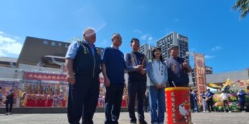 财团法人桃园龟山慈恩宫举办『新宫庆成入火安座暨祈安遶境大典』，来自全国逾20座友宫报名赞境，活动序幕，在三响撼动天地的起马炮中揭开。