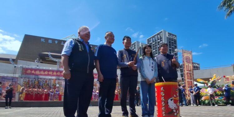 财团法人桃园龟山慈恩宫举办『新宫庆成入火安座暨祈安遶境大典』，来自全国逾20座友宫报名赞境，活动序幕，在三响撼动天地的起马炮中揭开。