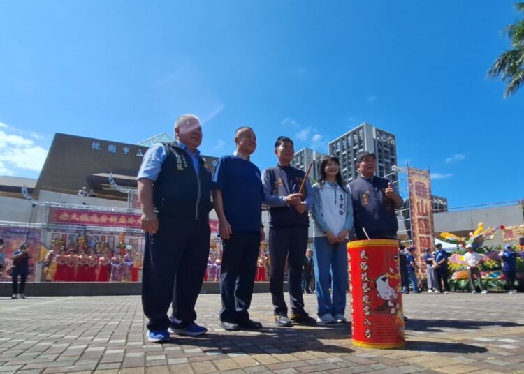 财团法人桃园龟山慈恩宫举办『新宫庆成入火安座暨祈安遶境大典』，来自全国逾20座友宫报名赞境，活动序幕，在三响撼动天地的起马炮中揭开。